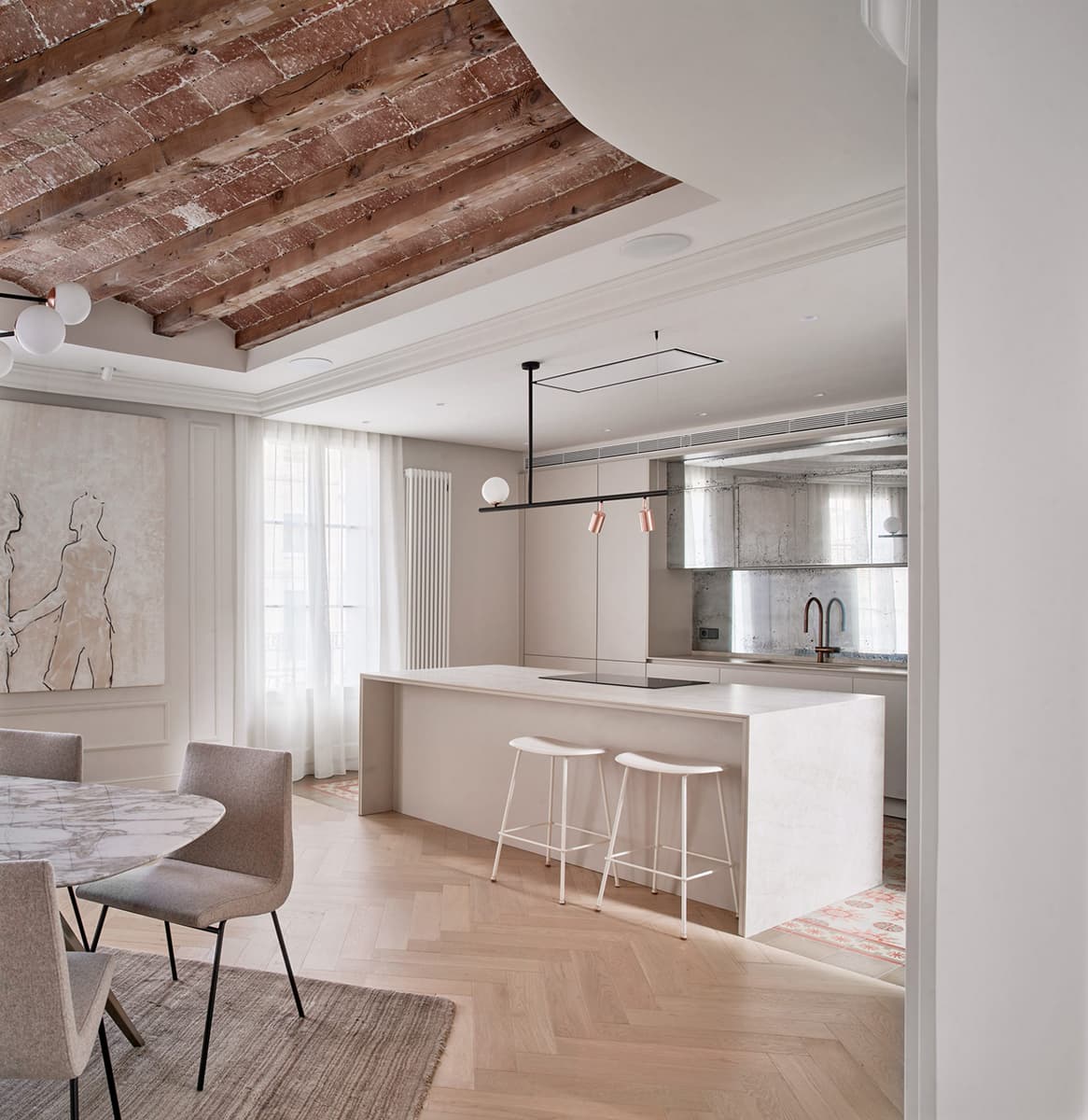 Открытый рельеф потолка в интерьере квартиры в Барселоне — проект Cometa Architects