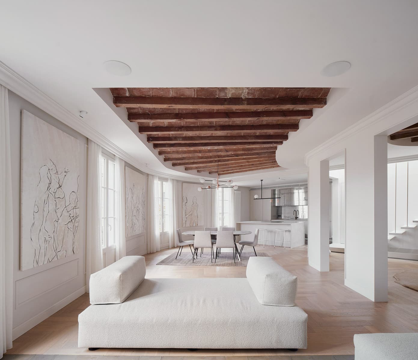 Открытый рельеф потолка в интерьере квартиры в Барселоне — проект Cometa Architects