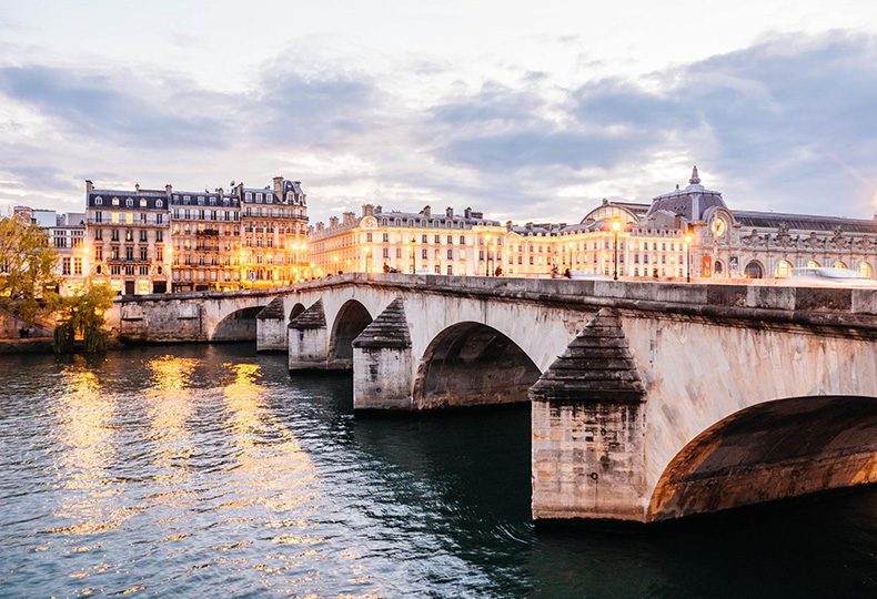 Пример освещения моста в Париже, фото – Anthony Delanoix