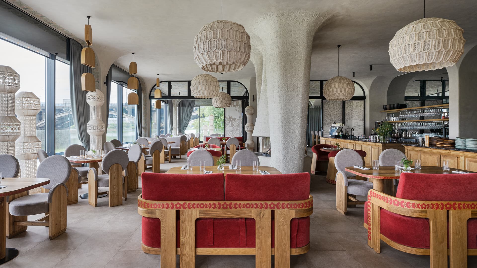 Отсылки к русской архитектуре, искусству и ремеслам в интерьере ресторана — проект студии LEFTdesign Отсылки к русской архитектуре, искусству и ремеслам в интерьере ресторана — проект студии LEFTdesign