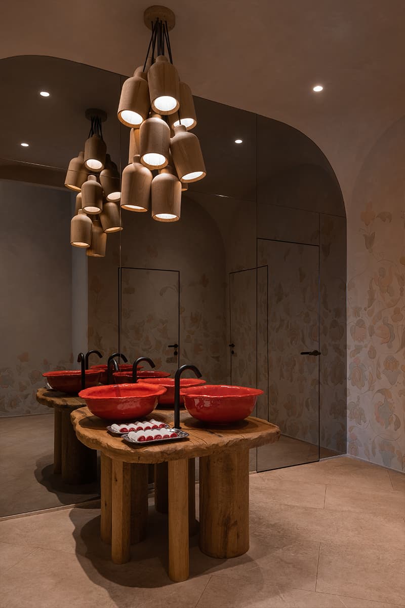 Отсылки к русской архитектуре, искусству и ремеслам в интерьере ресторана — проект студии LEFTdesign