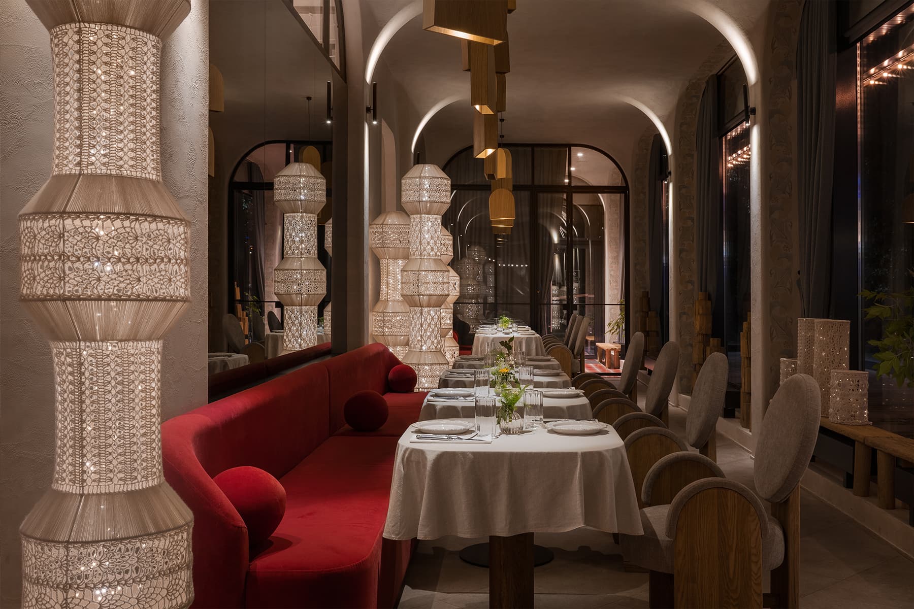 Отсылки к русской архитектуре, искусству и ремеслам в интерьере ресторана — проект студии LEFTdesign