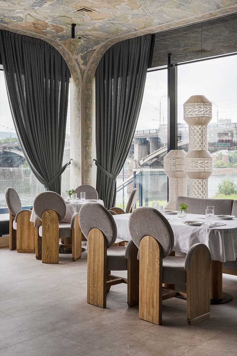 Отсылки к русской архитектуре, искусству и ремеслам в интерьере ресторана — проект студии LEFTdesign