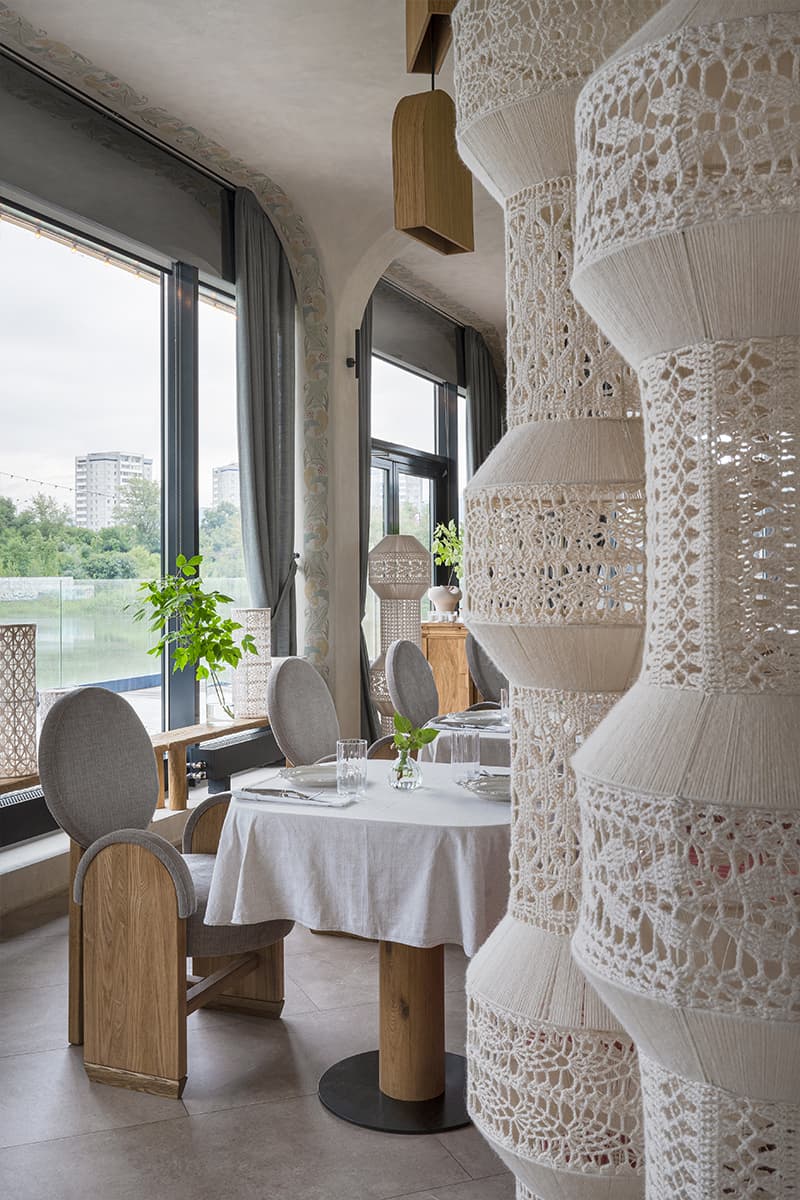 Отсылки к русской архитектуре, искусству и ремеслам в интерьере ресторана — проект студии LEFTdesign