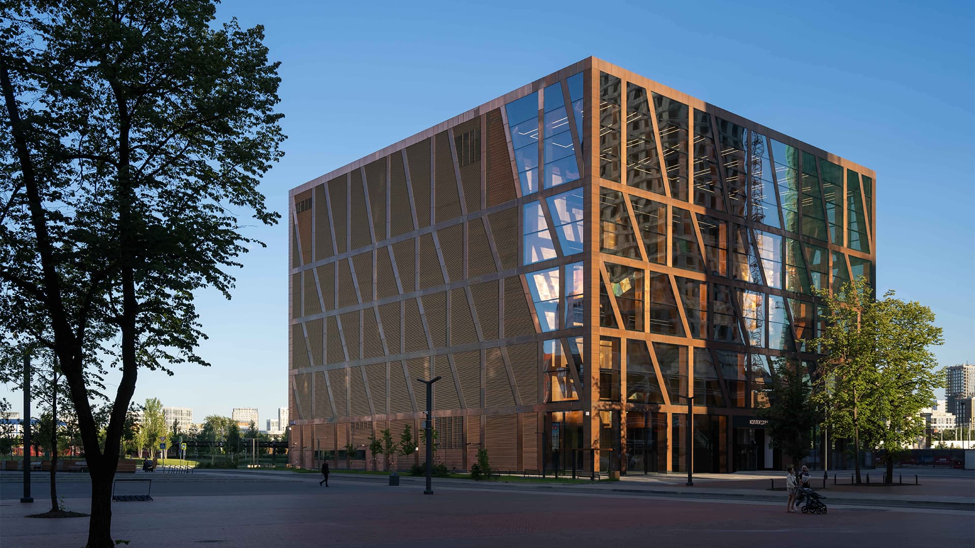 Эстетика автомобильного завода и «живой» металл в Музейно-выставочном центре «Коллекция. ЗИЛАРТ» Эстетика автомобильного завода и «живой» металл в Музейно-выставочном центре «Коллекция. ЗИЛАРТ»