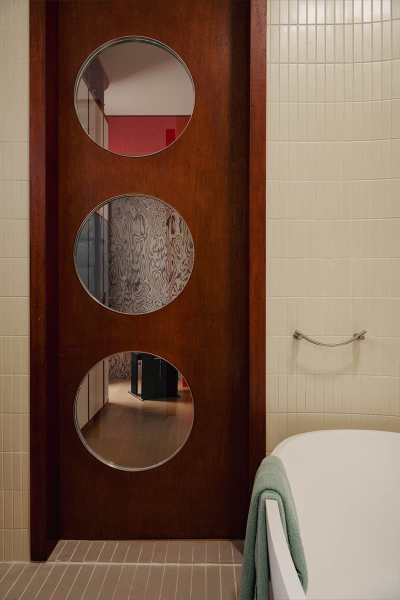 Завораживающий интерьер с оригинальной фанерой и светлой плиткой — проект Wuuu Studio