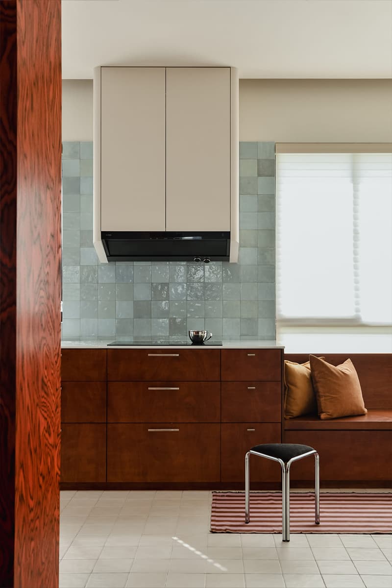 Завораживающий интерьер с оригинальной фанерой и светлой плиткой — проект Wuuu Studio