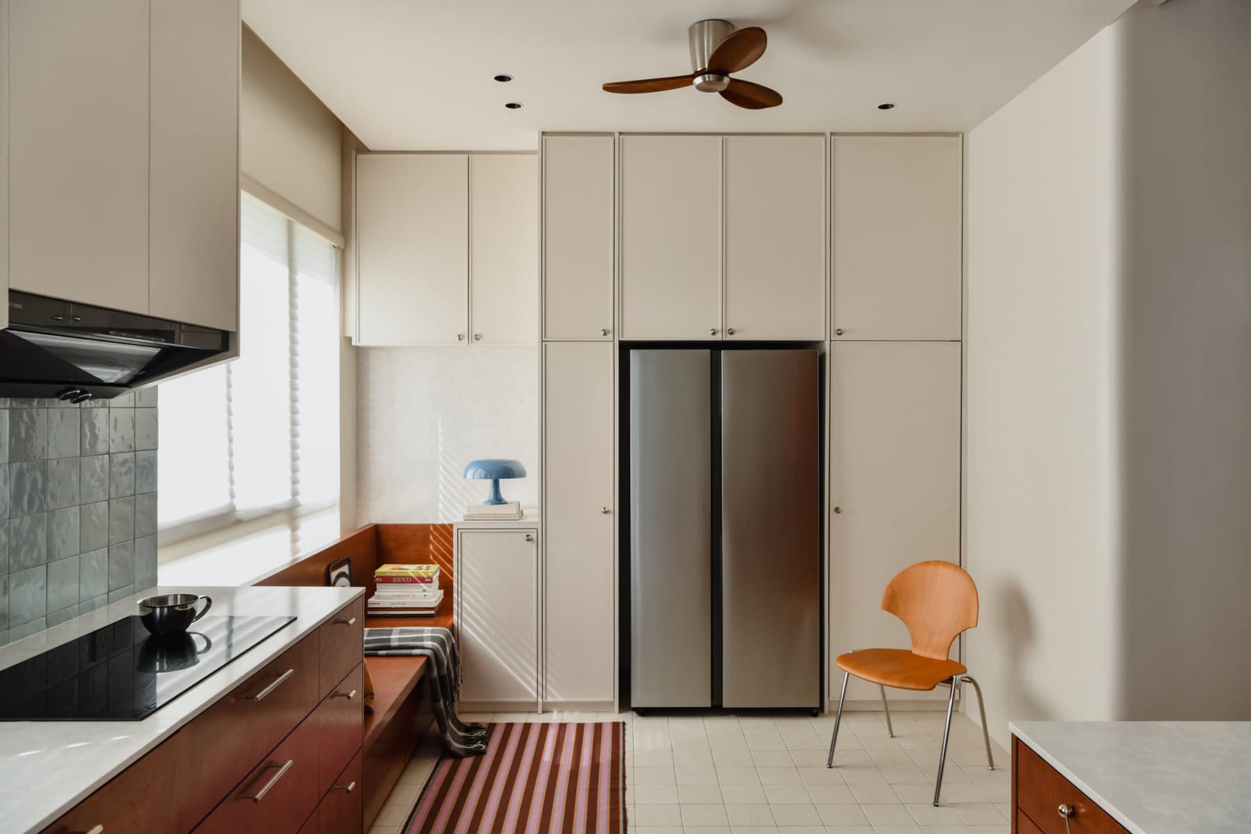 Завораживающий интерьер с оригинальной фанерой и светлой плиткой — проект Wuuu Studio