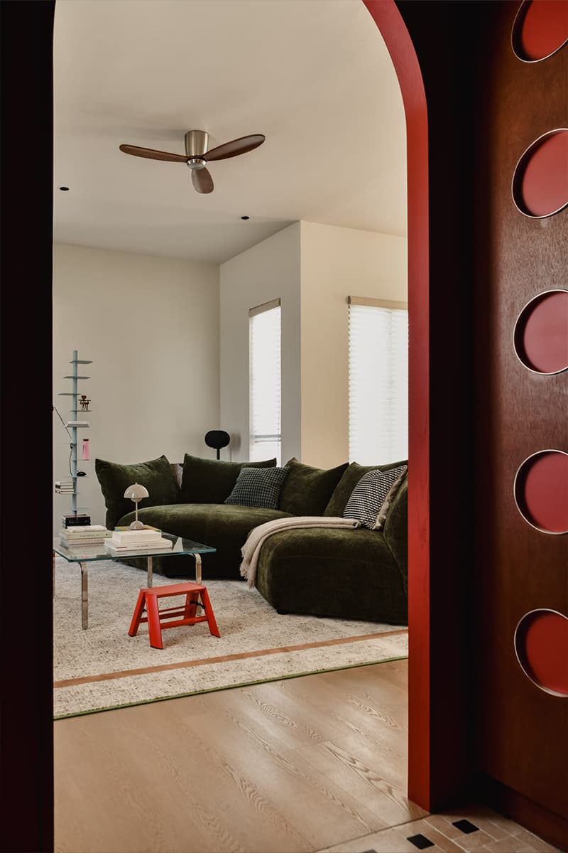 Завораживающий интерьер с оригинальной фанерой и светлой плиткой — проект Wuuu Studio