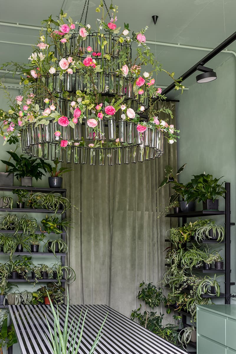 Графичный пол и зеленые оттенки в интерьере цветочного магазина — проект NOVU CLASSIC INTERIOR