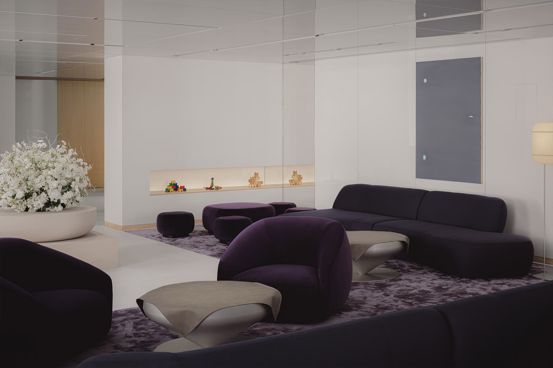 Глянцевый алюминий и глубокий сиреневый цвет в интерьере ритейл-пространства — проект Studio I IN