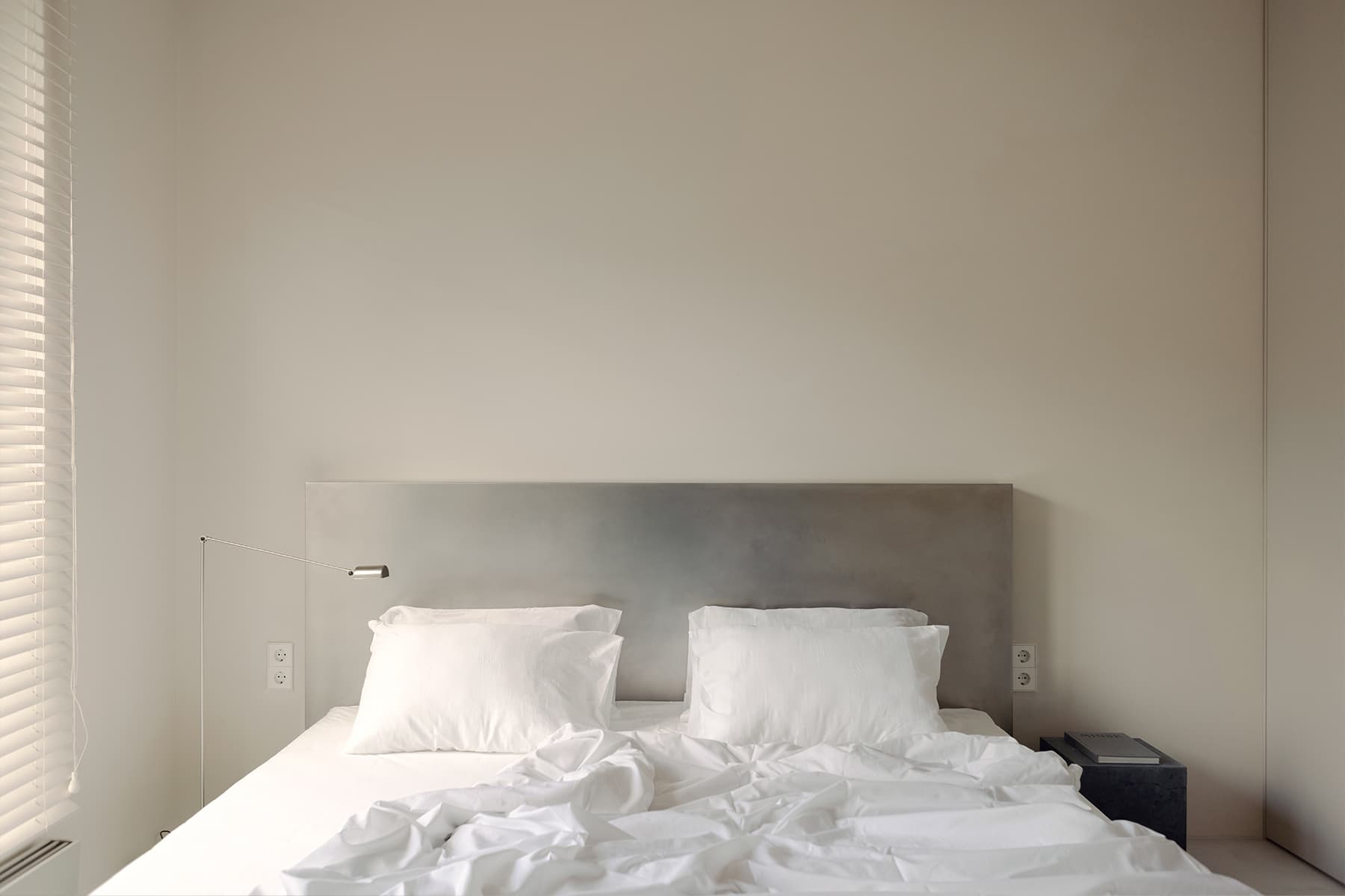 Монохромная палитра и авторские предметы в интерьере квартиры в Минске — проект Влада Кудина