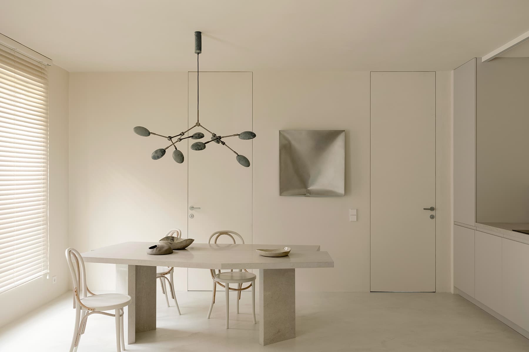 Монохромная палитра и авторские предметы в интерьере квартиры в Минске — проект Влада Кудина