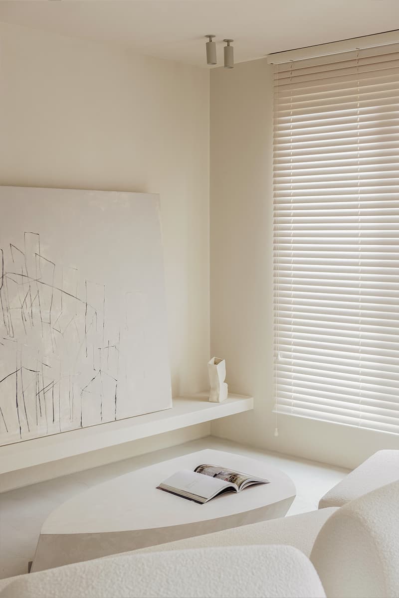 Монохромная палитра и авторские предметы в интерьере квартиры в Минске — проект Влада Кудина