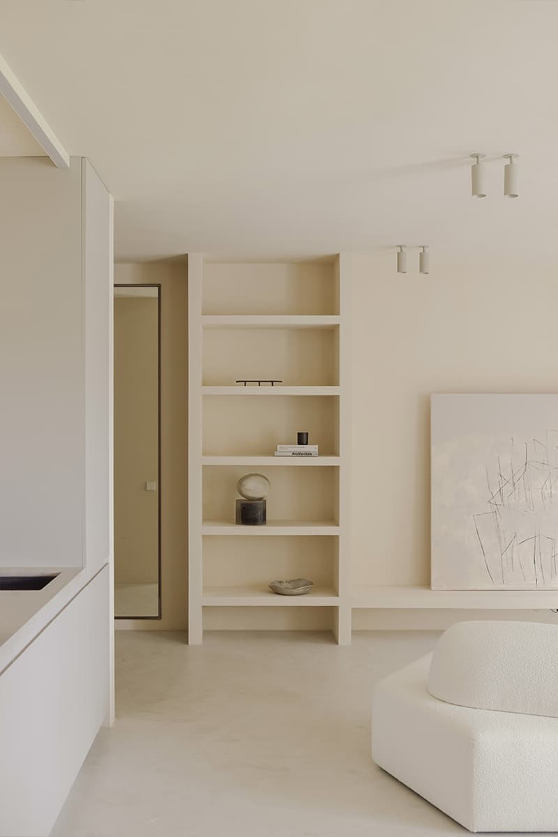 Монохромная палитра и авторские предметы в интерьере квартиры в Минске — проект Влада Кудина