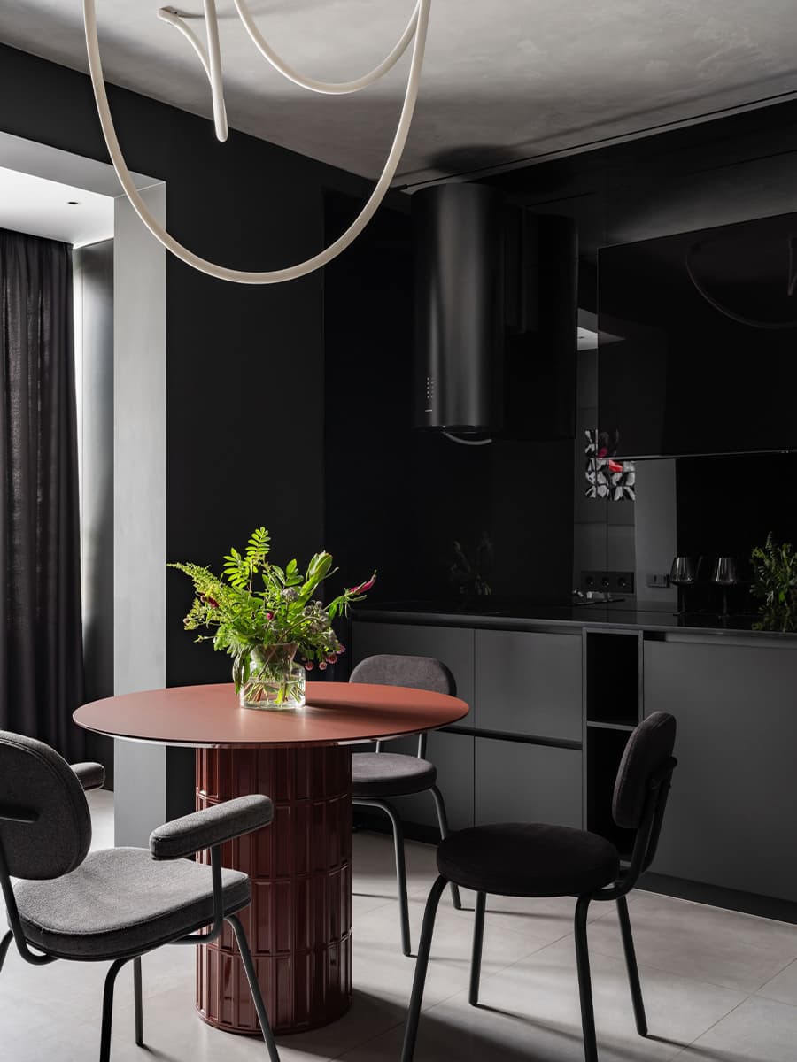 Обволакивающе-темный интерьер квартиры с двумя детскими спальнями — проект Юлии Комиссаровой