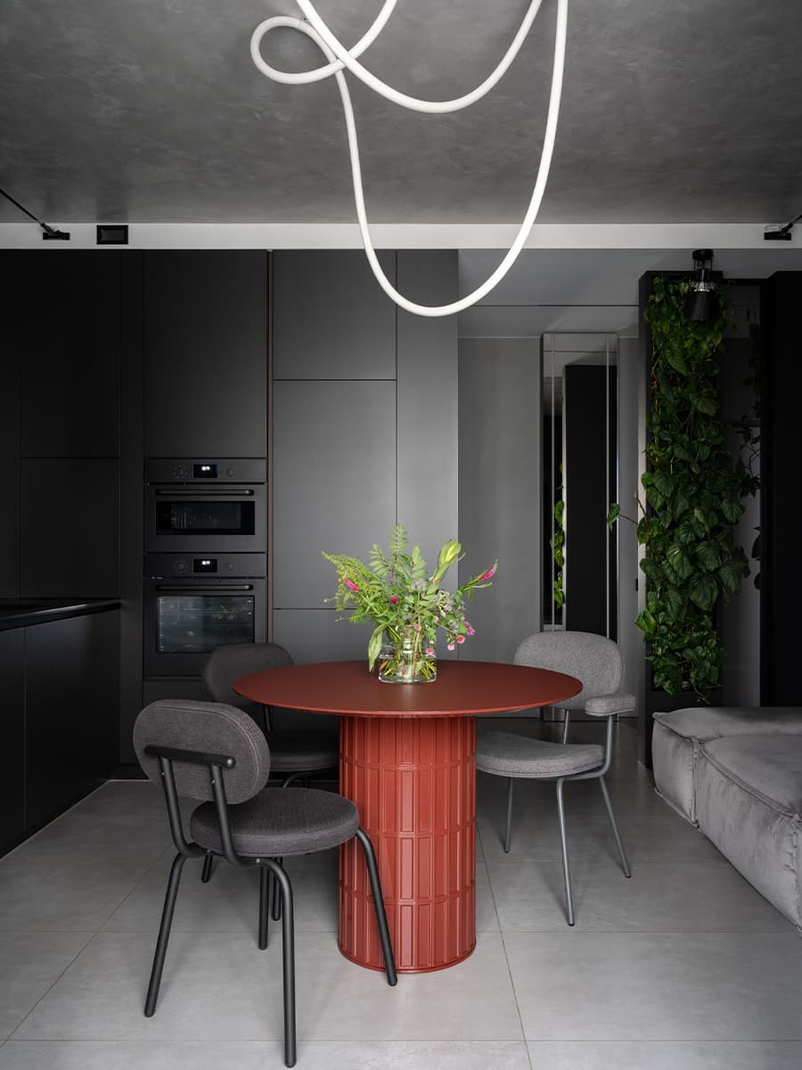 Обволакивающе-темный интерьер квартиры с двумя детскими спальнями — проект Юлии Комиссаровой