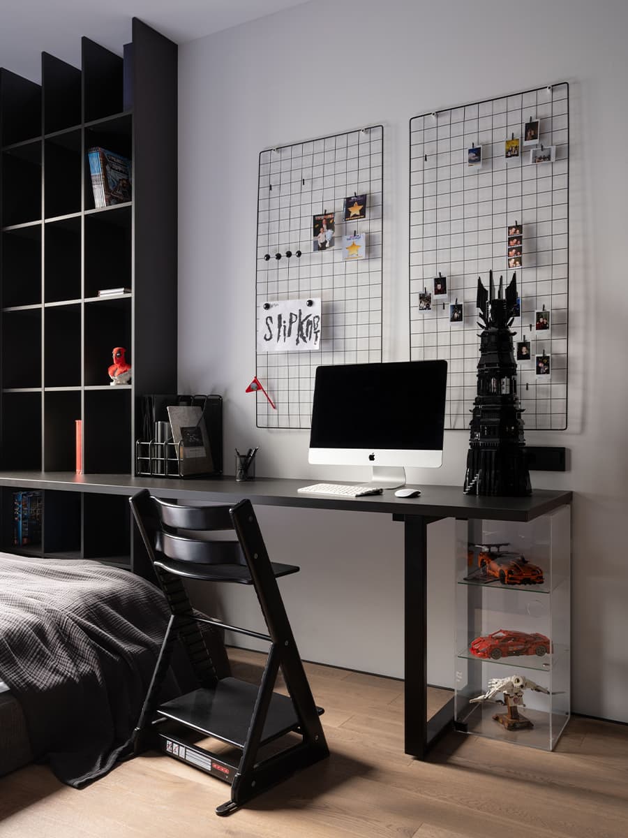 Обволакивающе-темный интерьер квартиры с двумя детскими спальнями — проект Юлии Комиссаровой