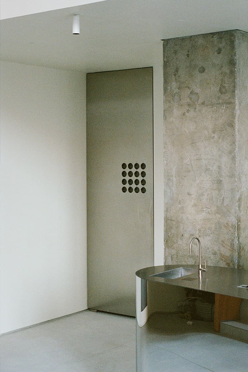 Выразительные фактуры и высокие потолки в интерьере кафе — проект студии Edxxkat