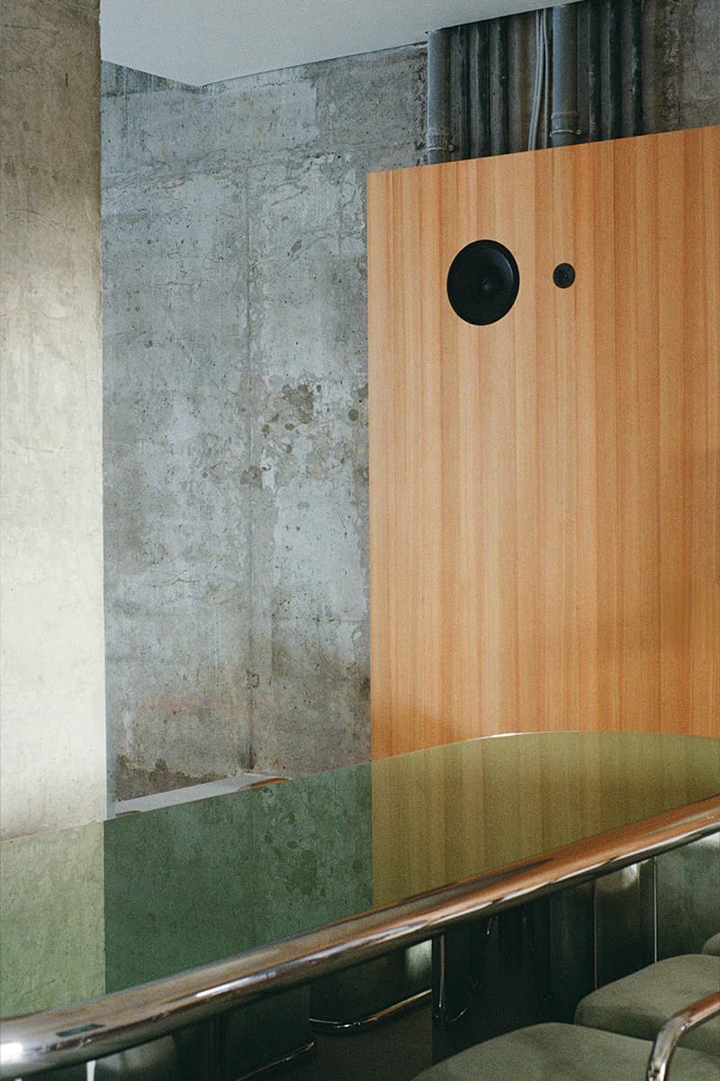 Выразительные фактуры и высокие потолки в интерьере кафе — проект студии Edxxkat