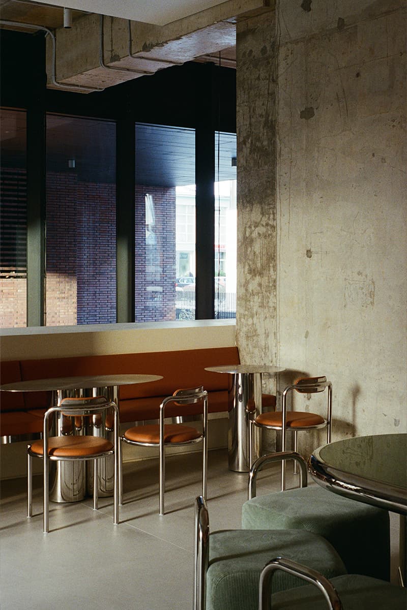 Выразительные фактуры и высокие потолки в интерьере кафе — проект студии Edxxkat