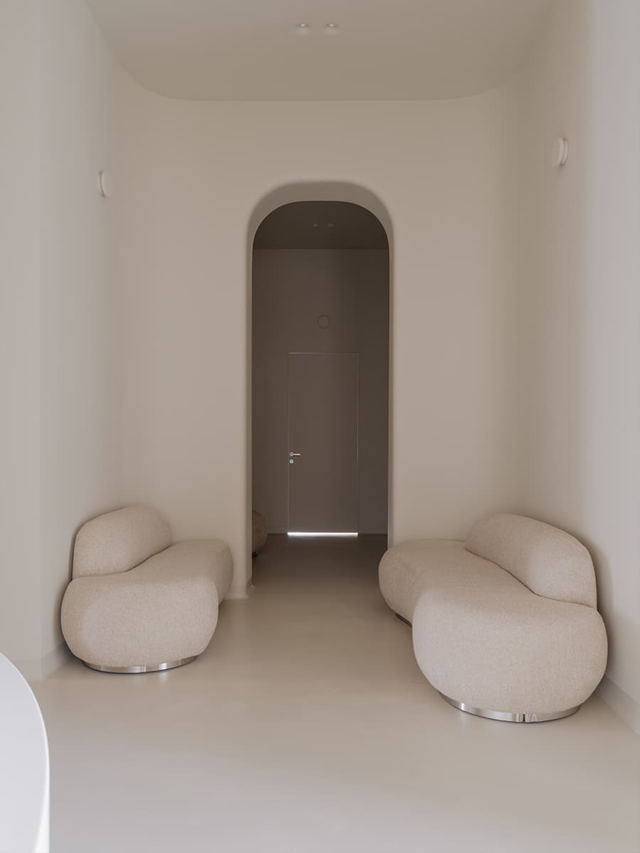 Визуальный покой и нейтральная палитра в интерьере клиники — проект Александры Бурмистровой