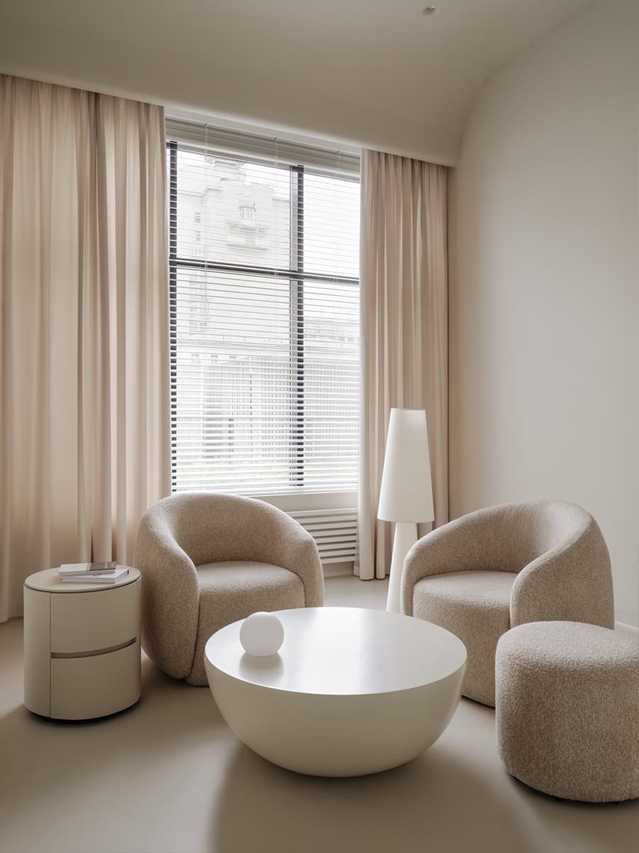 Визуальный покой и нейтральная палитра в интерьере клиники — проект Александры Бурмистровой