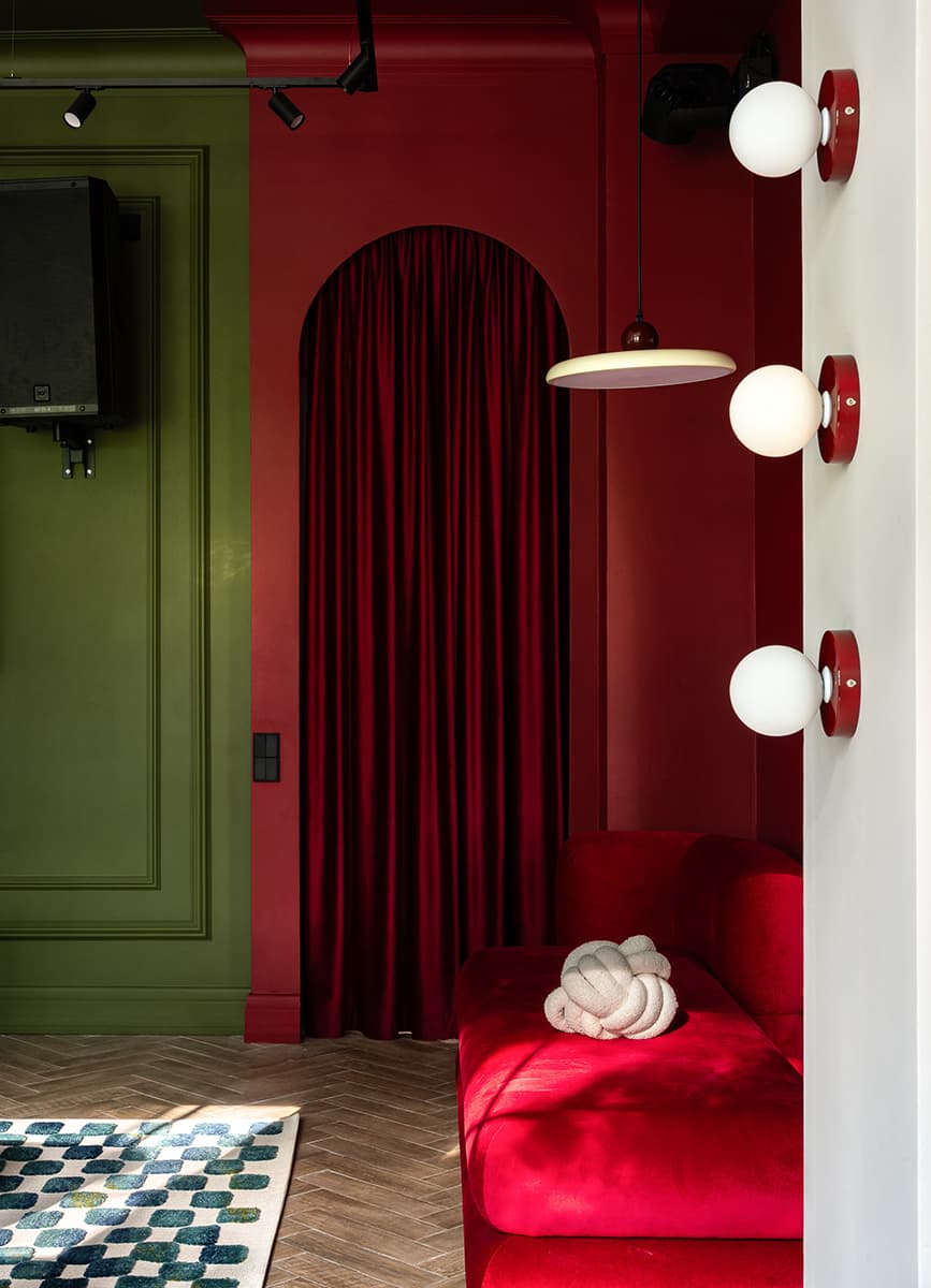 Бескомпромиссный красный в интерьере пространства для мероприятий — проект студии The Key