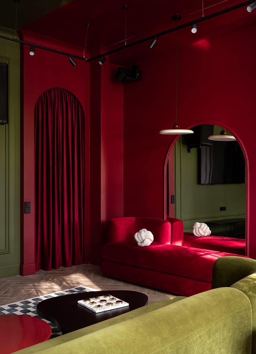 Бескомпромиссный красный в интерьере пространства для мероприятий — проект студии The Key