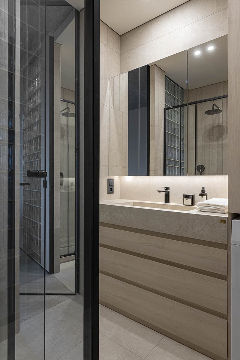 Шкаф-трансформер и стеклоблоки в интерьере инвестиционной квартиры — проект Елены Потемкиной