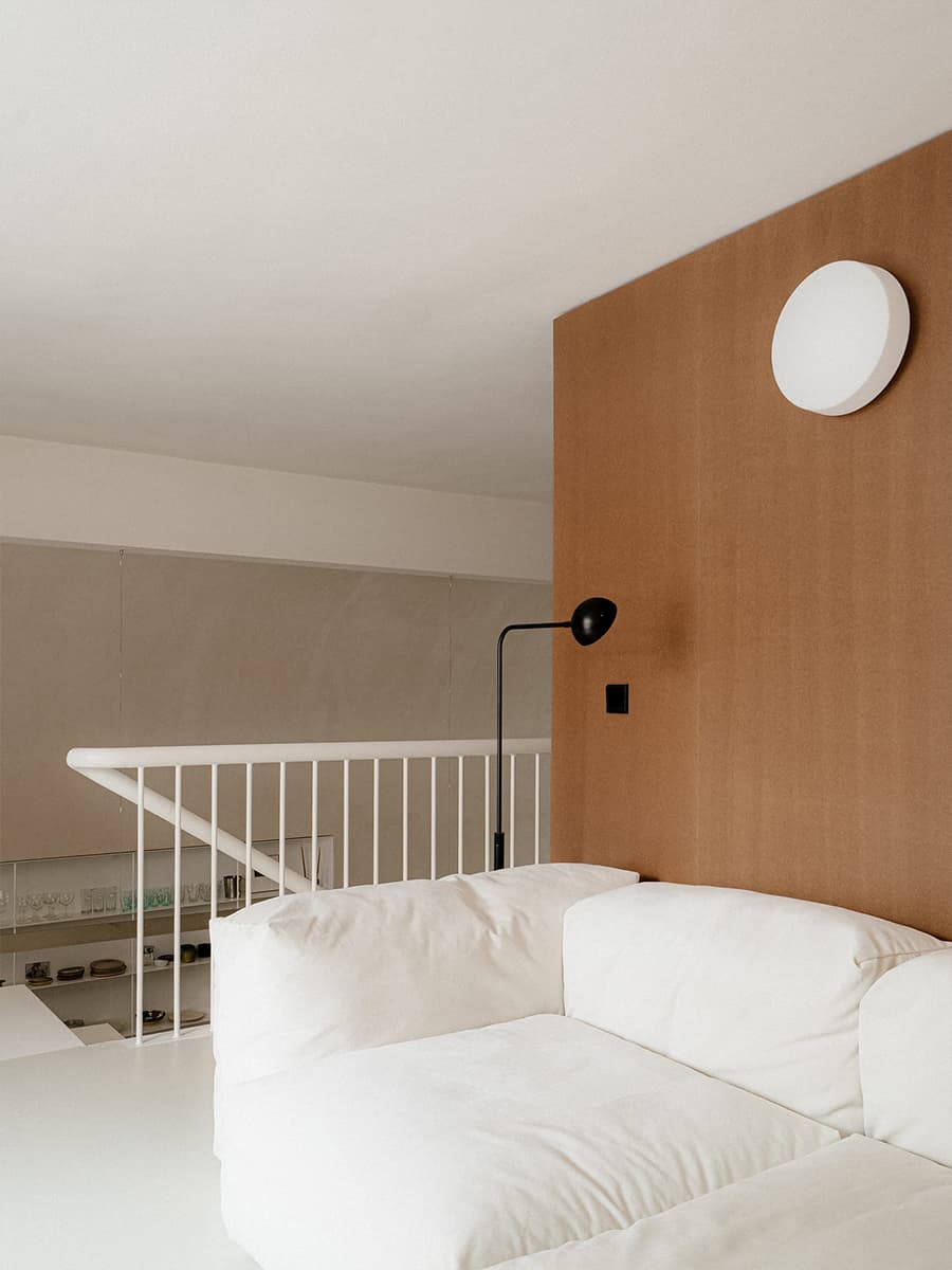 Залитый светом интерьер квартиры в бывшей меховой мастерской — проект BURR Studio