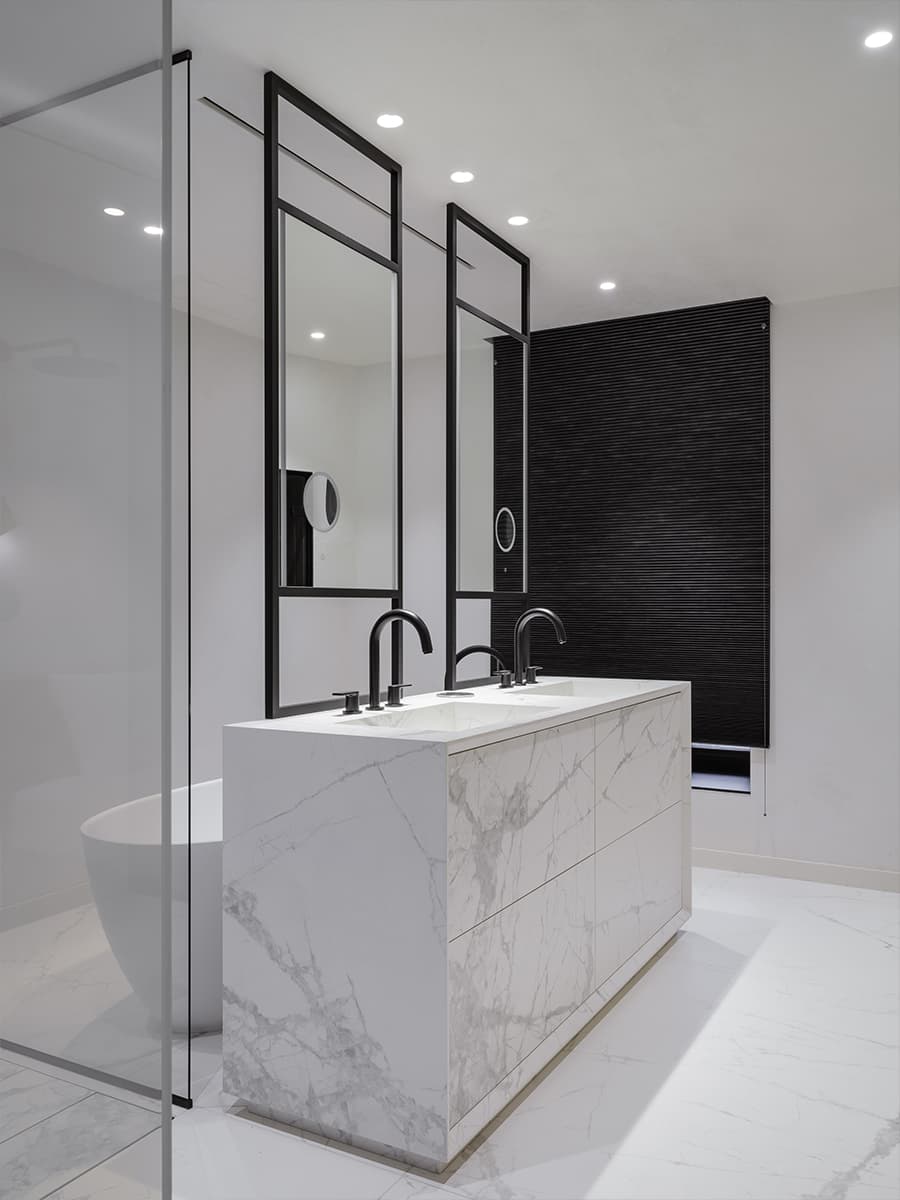 Графичные перегородки, камин и молотый камень в интерьере семейного загородного дома — проект Юлии Истратовой