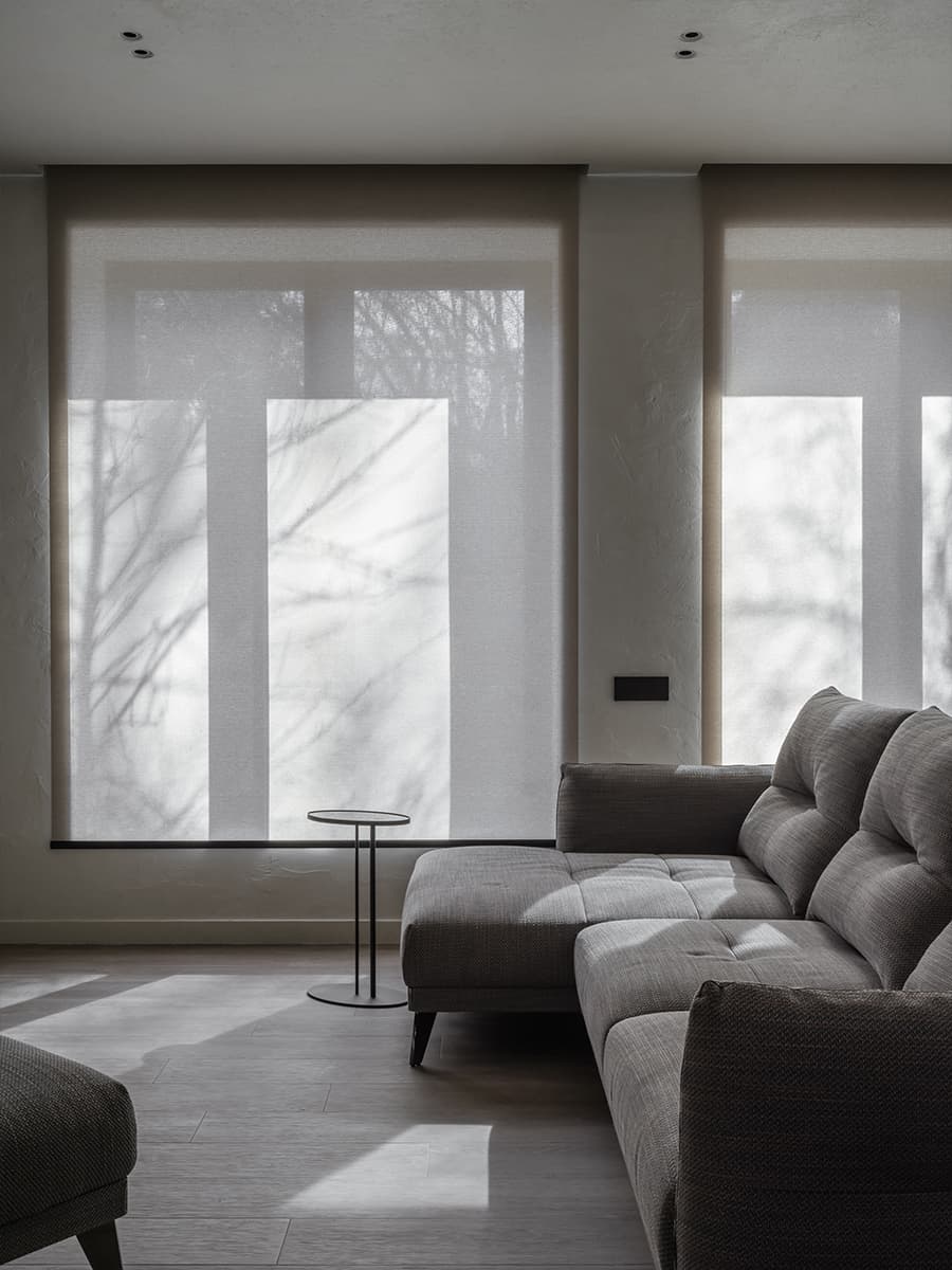 Графичные перегородки, камин и молотый камень в интерьере семейного загородного дома — проект Юлии Истратовой