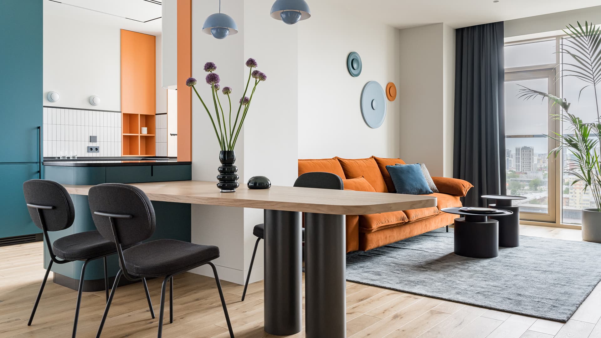 Смелые сочетания цветов в интерьере квартиры для творческой девушки — проект студии Mediana Interiors