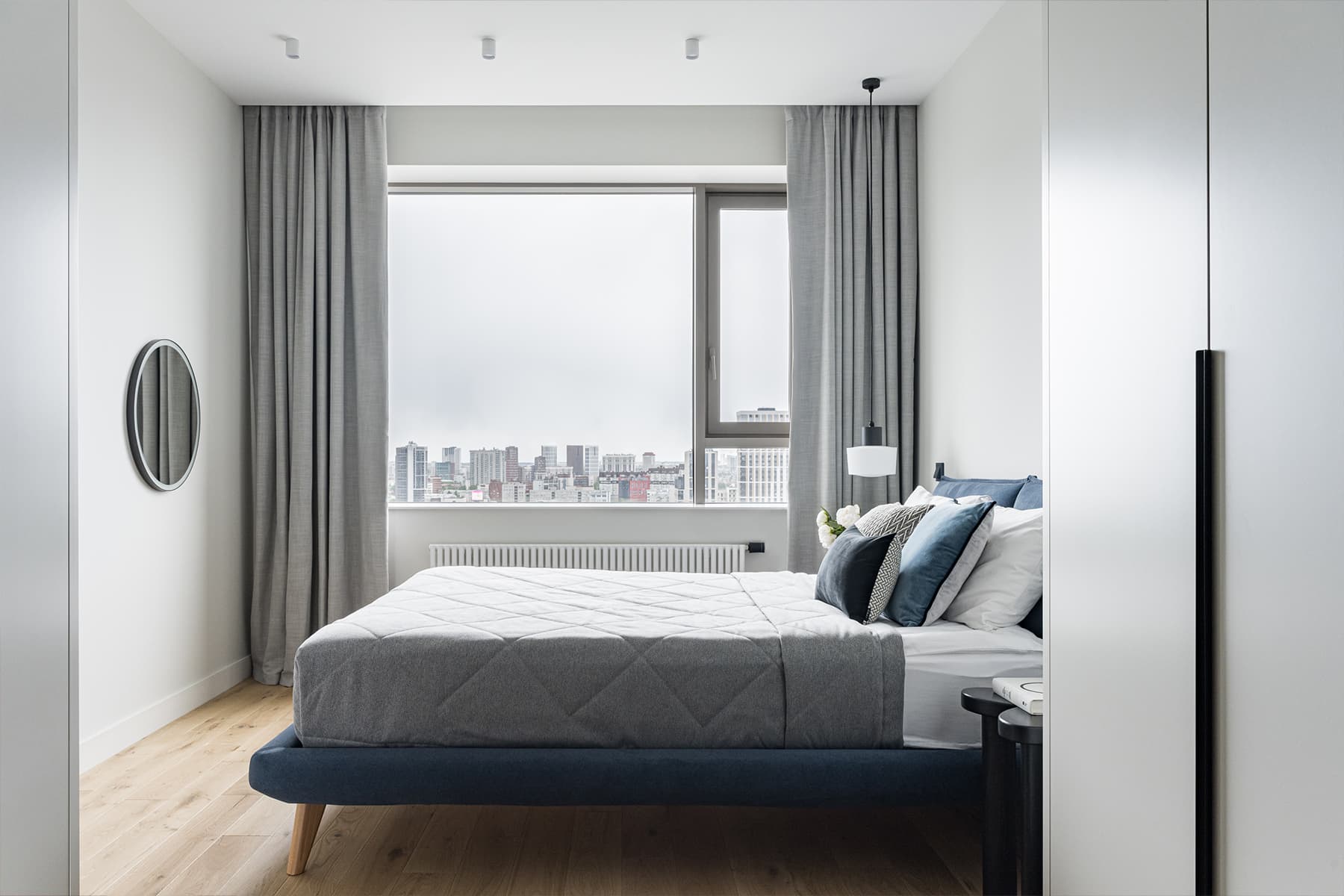 Смелые сочетания цветов в интерьере квартиры для творческой девушки — проект студии Mediana Interiors