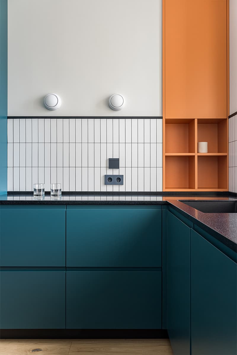 Смелые сочетания цветов в интерьере квартиры для творческой девушки — проект студии Mediana Interiors