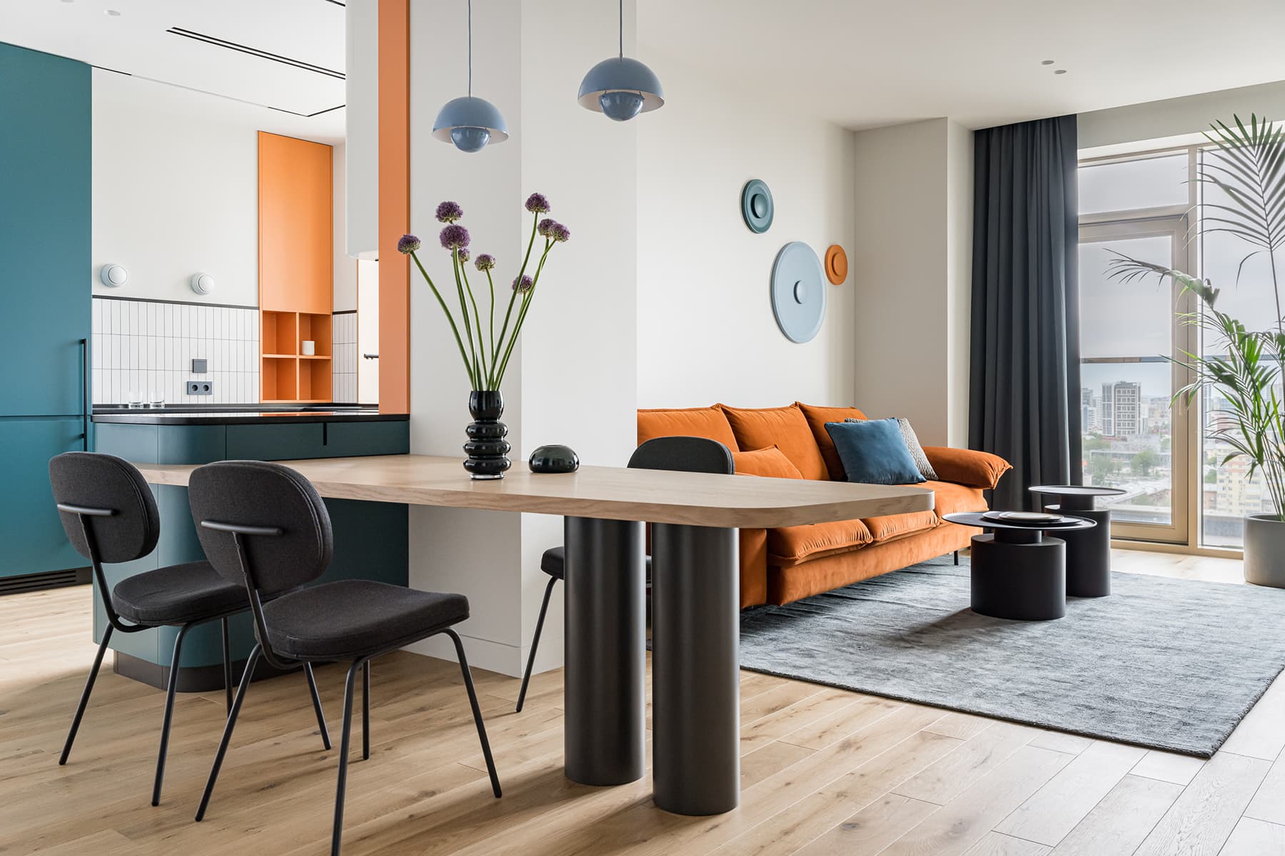 Смелые сочетания цветов в интерьере квартиры для творческой девушки — проект студии Mediana Interiors