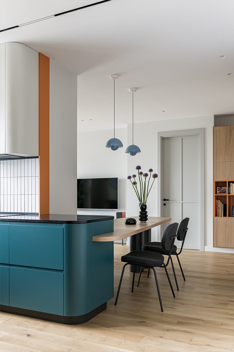 Смелые сочетания цветов в интерьере квартиры для творческой девушки — проект студии Mediana Interiors