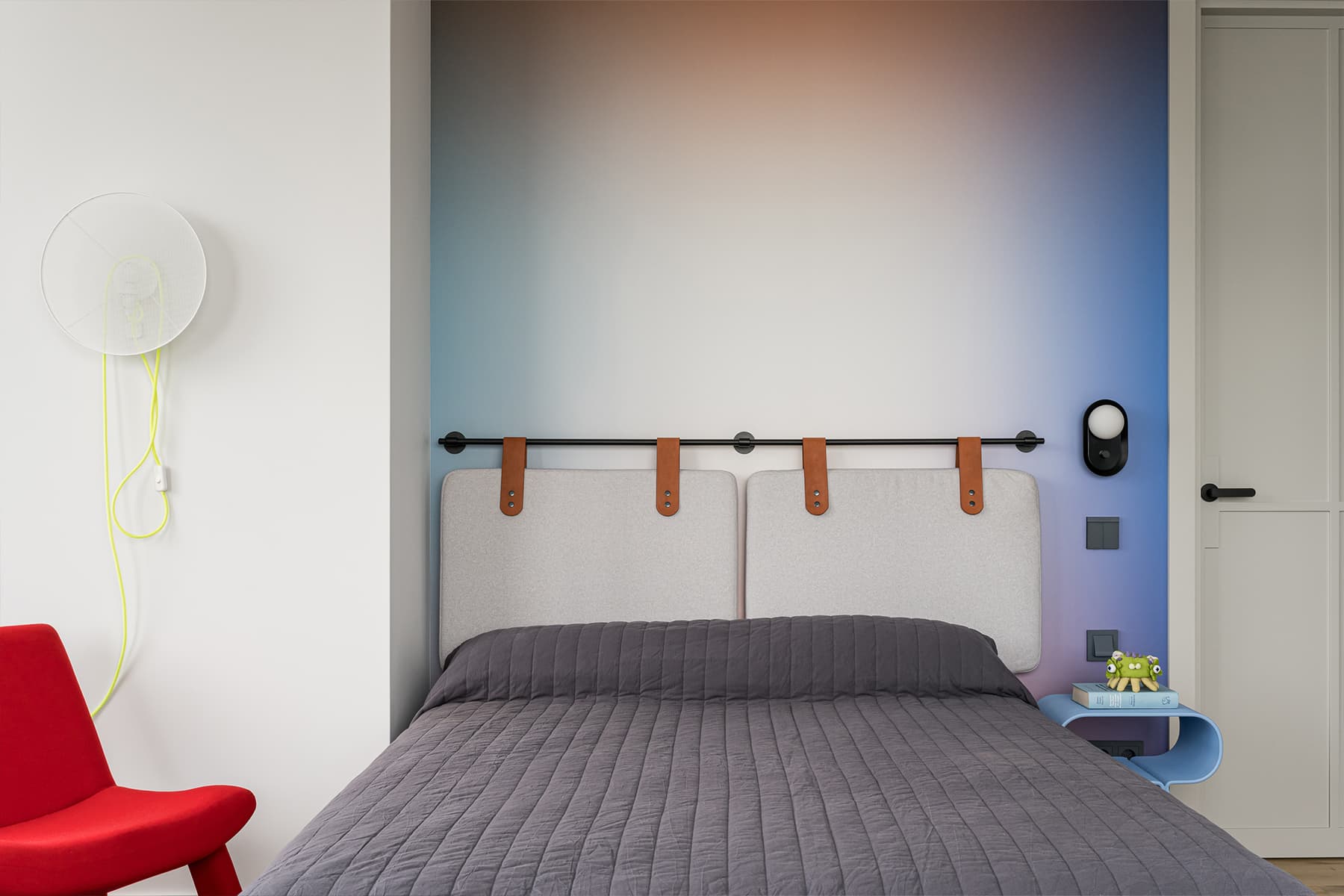 Смелые сочетания цветов в интерьере квартиры для творческой девушки — проект студии Mediana Interiors