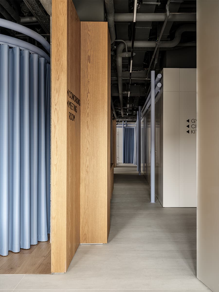 Холодные голубые оттенки, бетон и дерево в интерьере клубного дома — проект DA bureau