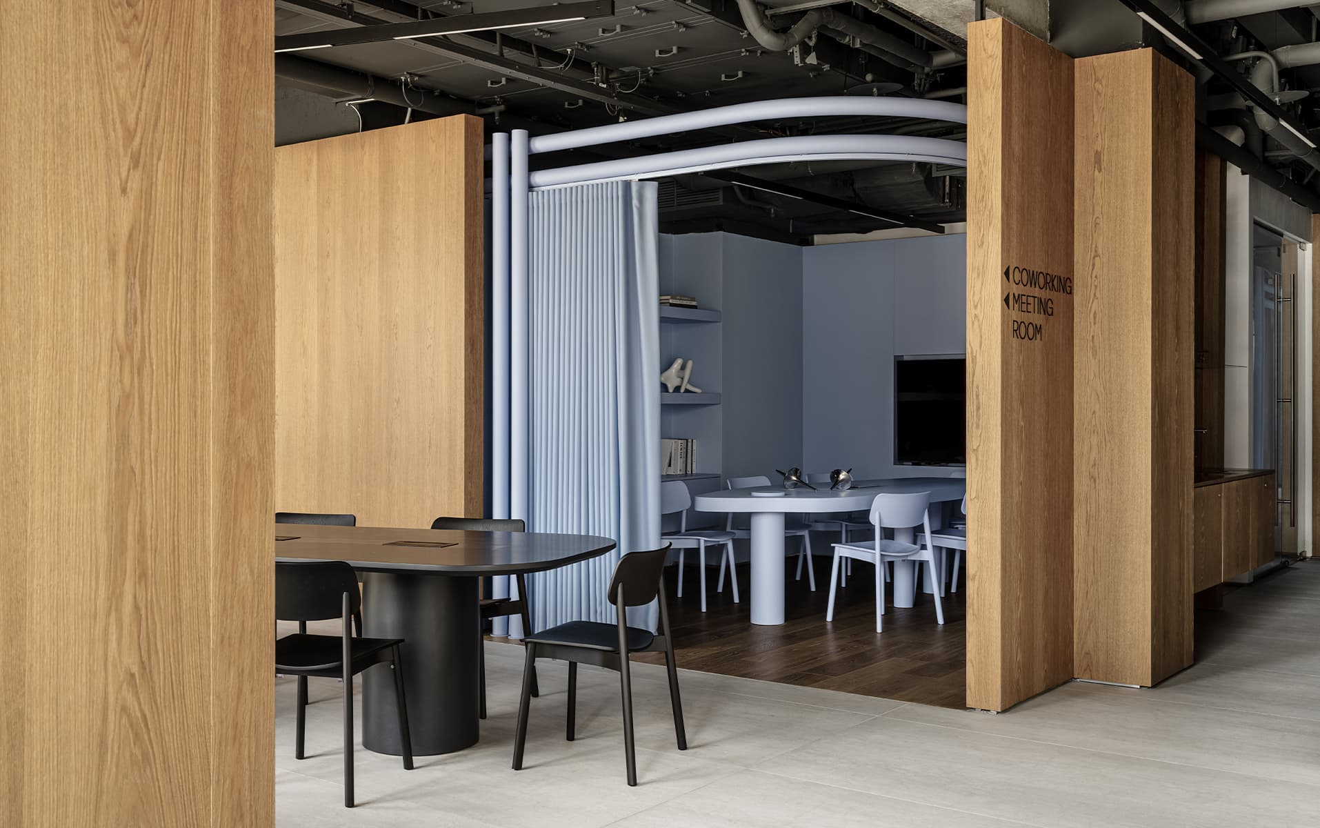 Холодные голубые оттенки, бетон и дерево в интерьере клубного дома — проект DA bureau