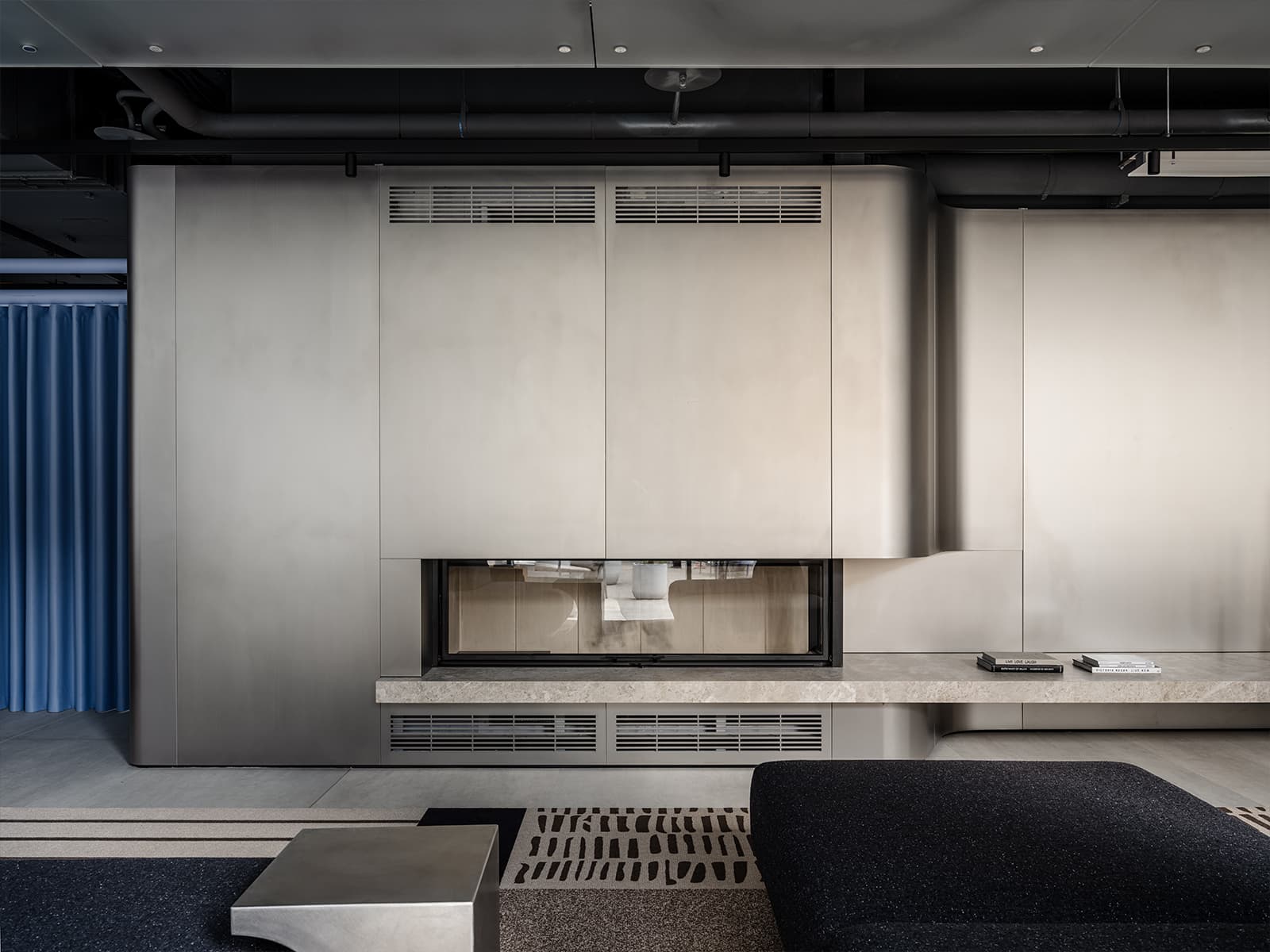 Холодные голубые оттенки, бетон и дерево в интерьере клубного дома — проект DA bureau