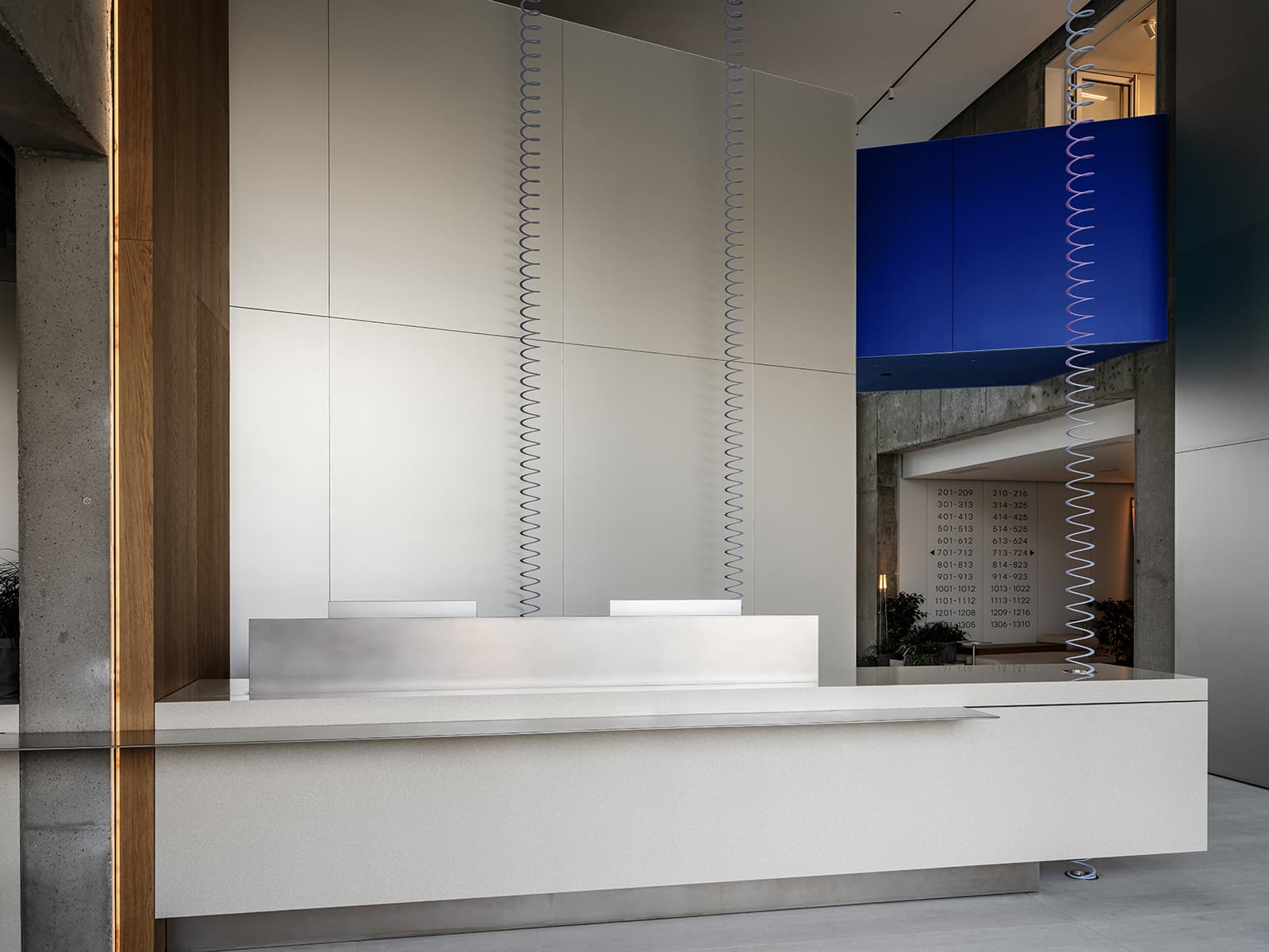 Холодные голубые оттенки, бетон и дерево в интерьере клубного дома — проект DA bureau