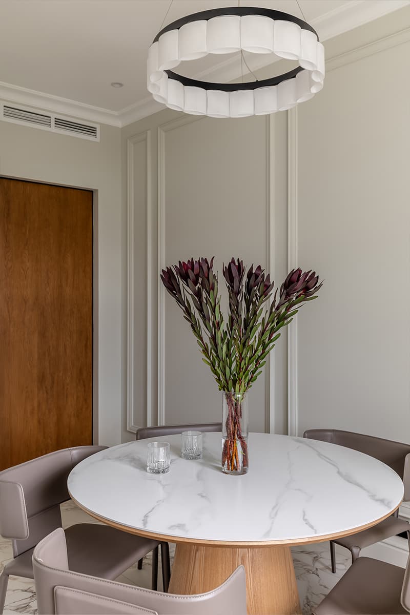 Изящные контрасты и отреставрированная мебель в интерьере семейной квартиры — проект Poisk Bureau