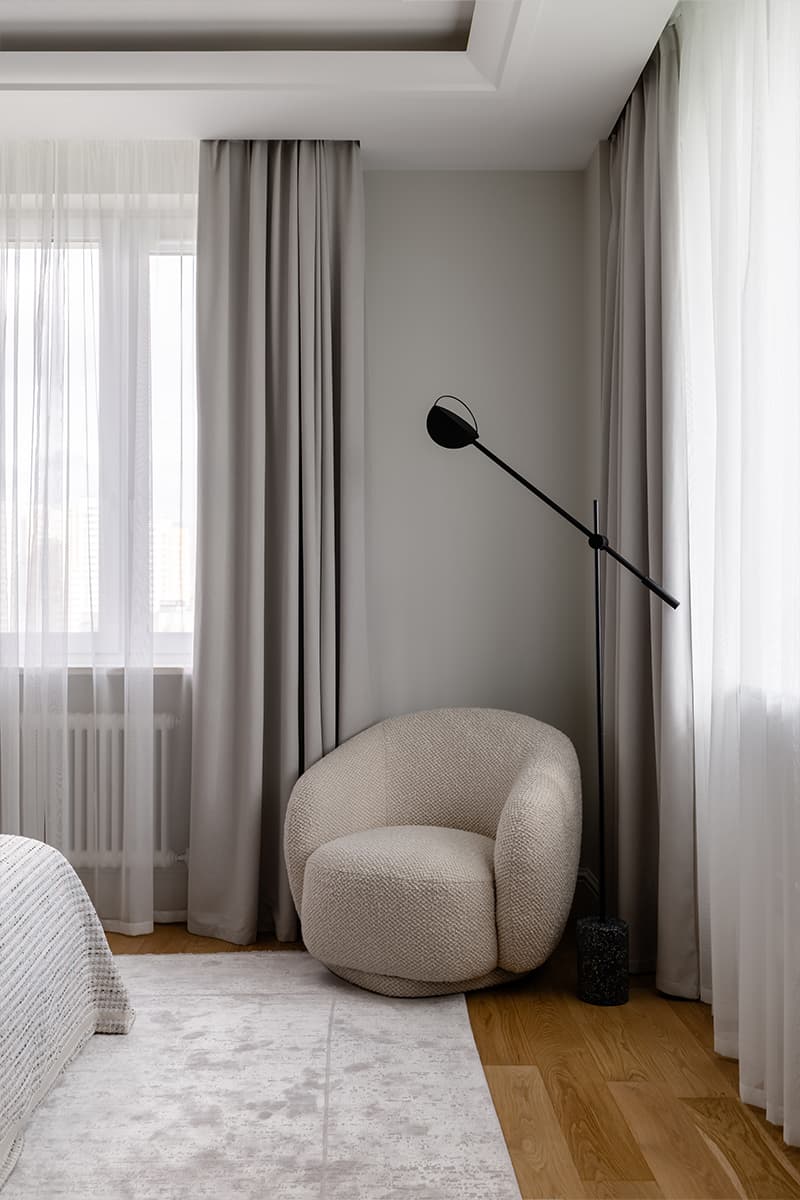 Изящные контрасты и отреставрированная мебель в интерьере семейной квартиры — проект Poisk Bureau