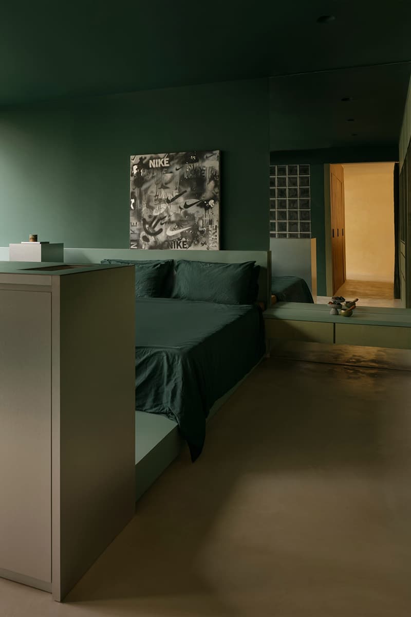 Зеленый мрамор, фанера и нержавеющая сталь в интерьере квартиры дизайнера — проект студии Ascend Design