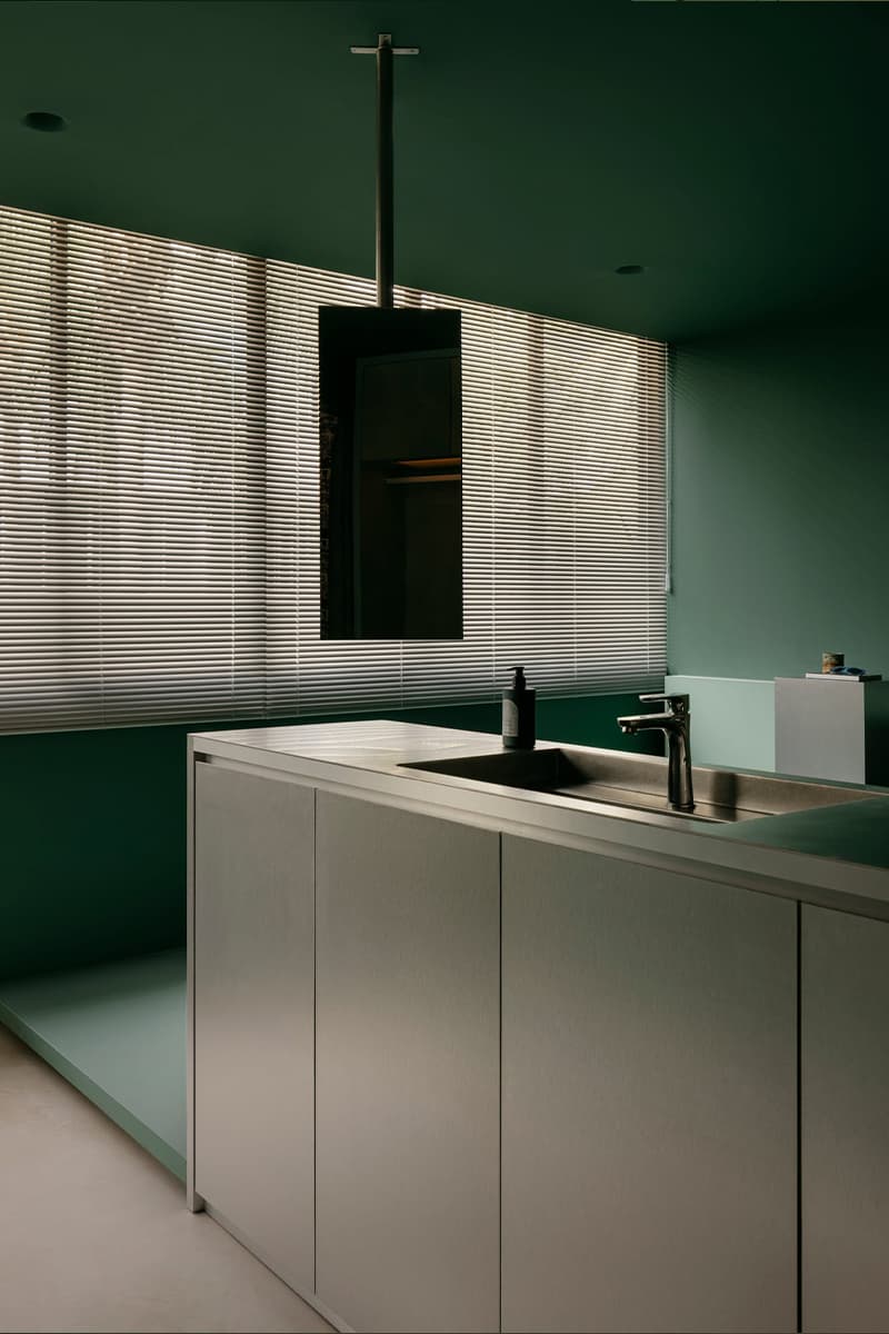 Зеленый мрамор, фанера и нержавеющая сталь в интерьере квартиры дизайнера — проект студии Ascend Design