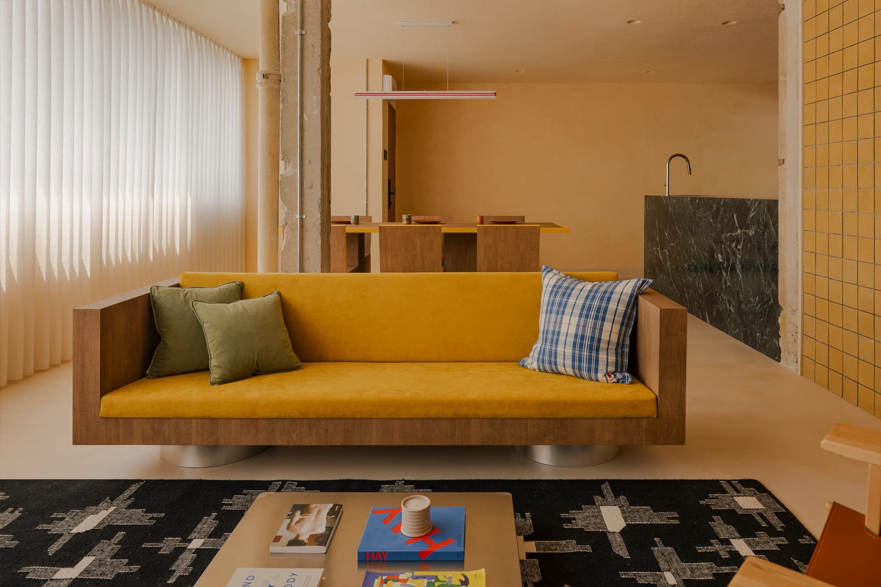 Зеленый мрамор, фанера и нержавеющая сталь в интерьере квартиры дизайнера — проект студии Ascend Design