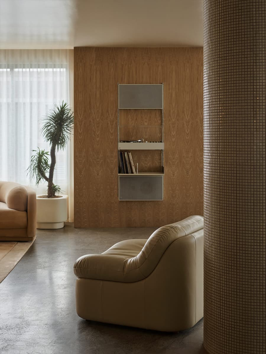 Четырехметровая пальма и лестница из стеклоблоков в интерьере австралийского шоурума — проект Ellison Studios