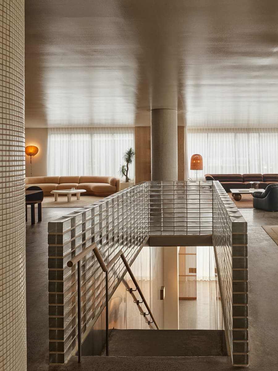 Четырехметровая пальма и лестница из стеклоблоков в интерьере австралийского шоурума — проект Ellison Studios